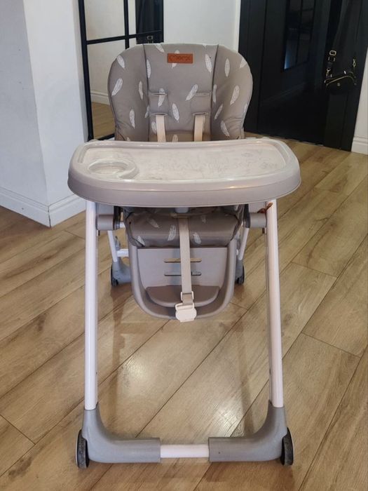 Krzesełko do karmienia z regulacją wysokości marki MOMI