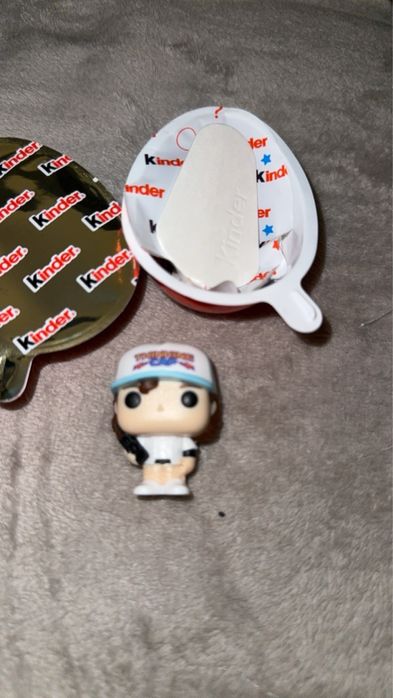stranger things figurka Dustin kinder joy