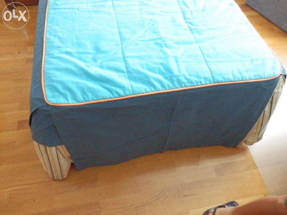 Vendo coberta de cama de rapaz cor azul claro e azul escuro com debrum