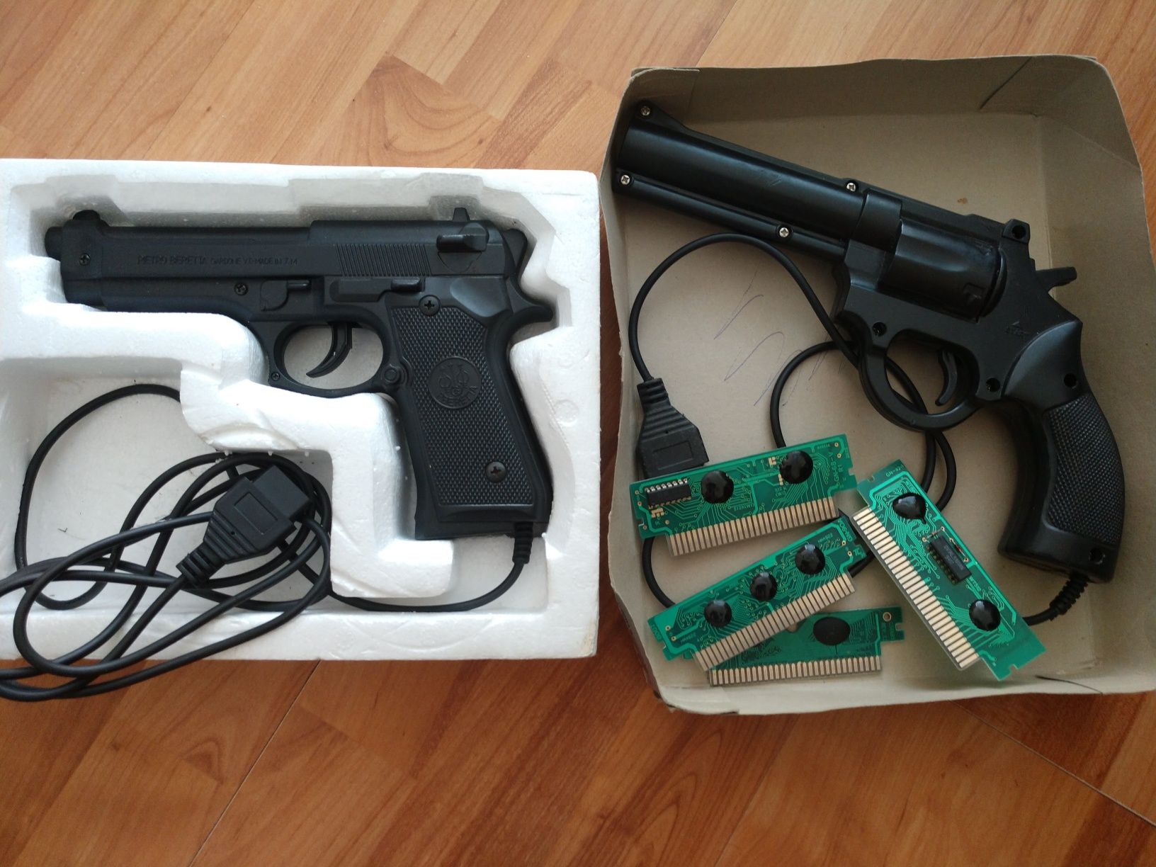 Картриджи(стрелялки) для игровой приставки Dendy с 2 пистолетами