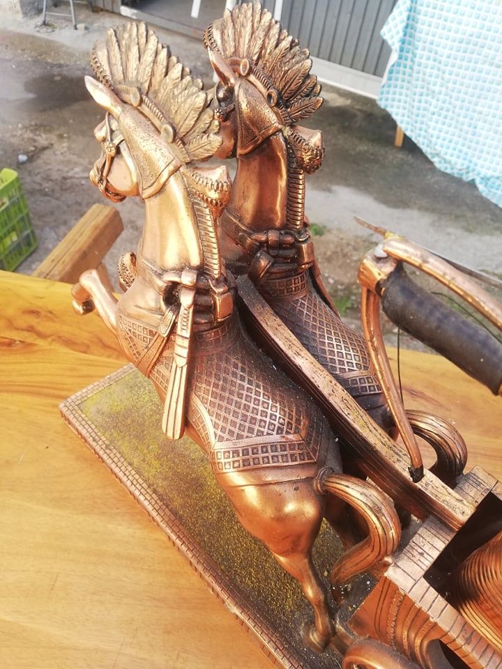 Peça em cobre com cavalos