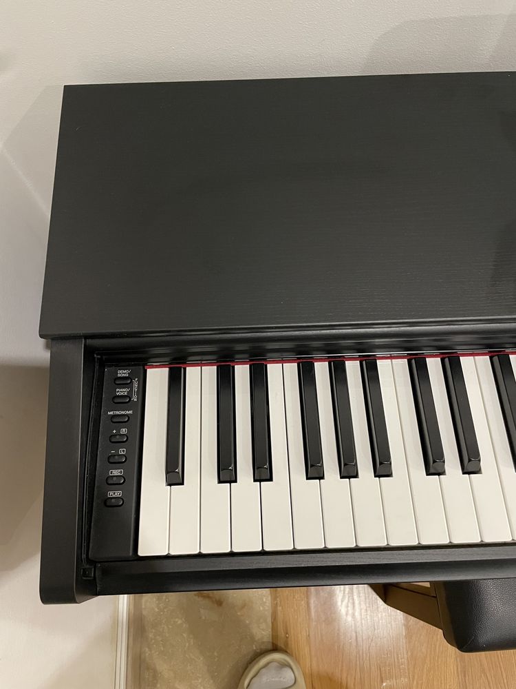 Piano Yamaha Arius