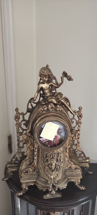 Relógio em metal sem máquina