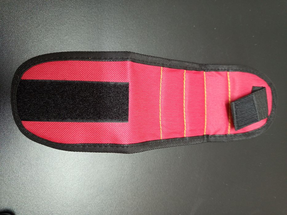 Pulseira magnética vermelha.