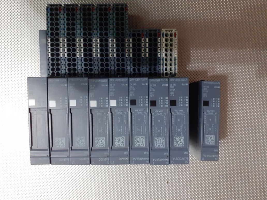 Siemens ET200SP moduły wejść/wyjść binarnych wraz z podstawkami + 1 do