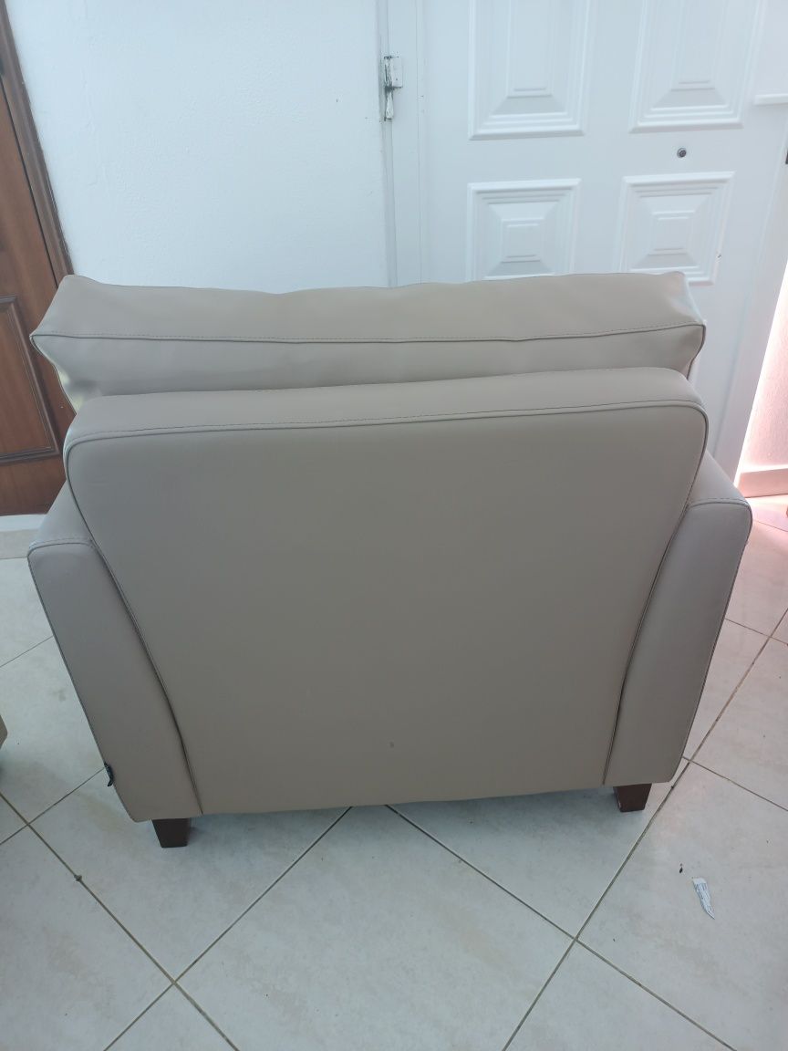 poltrona bege couro artificial
