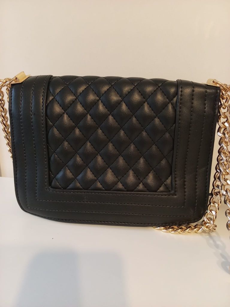 Piękne torebka cross body Chanel stanie idealnym