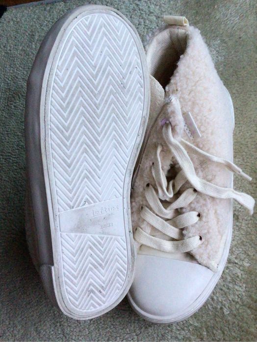 Botas cinzentas e sapatilhas bege com pelo t33