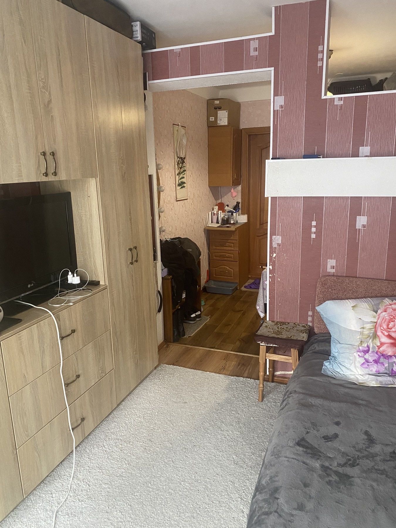 Продам кімнату з меблями та технікою по вул.Кубанської України 53а
