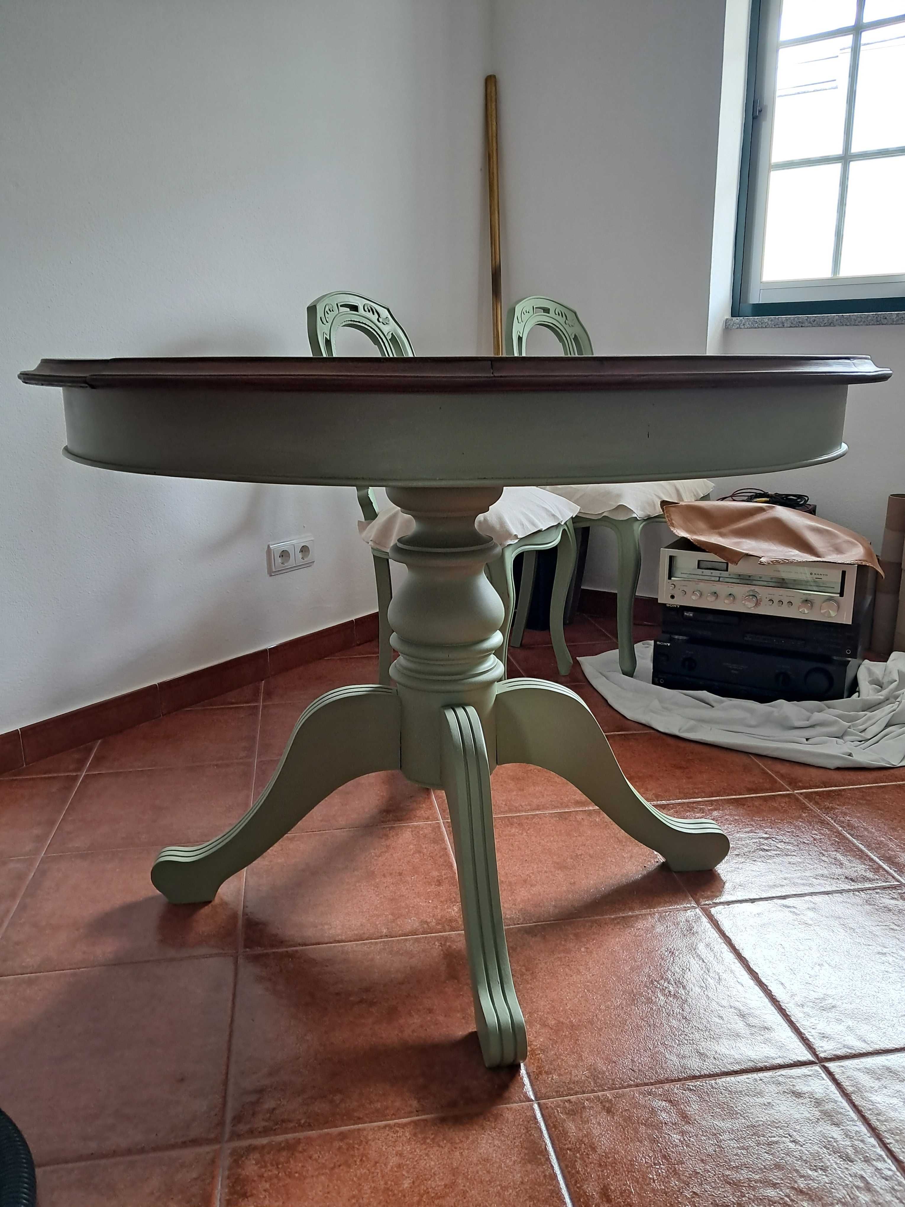 Mesa e cadeiras boa madeira