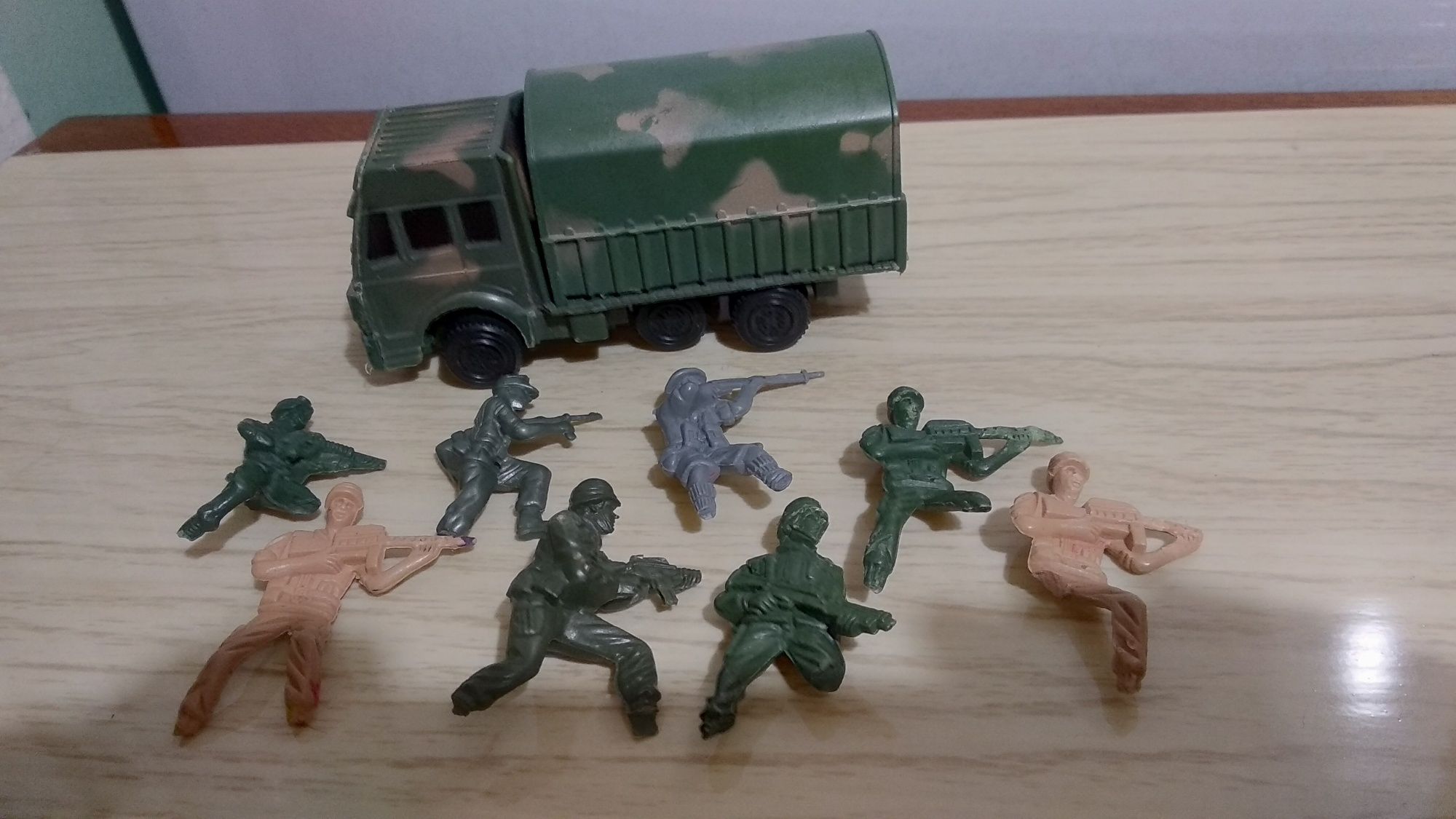 Набір іграшкових солдатів