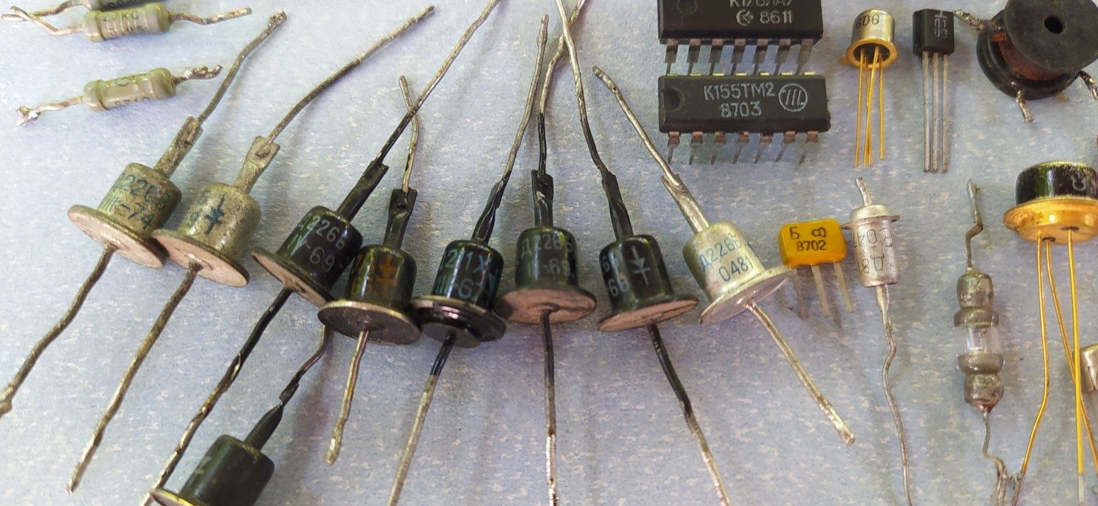 Транзисторы, микросхемы, конденсаторы СССР (одним лотом), Радиолампы