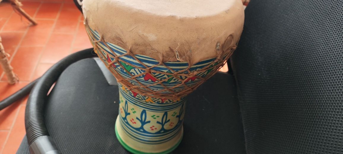 Tambor de argila pintado á mão