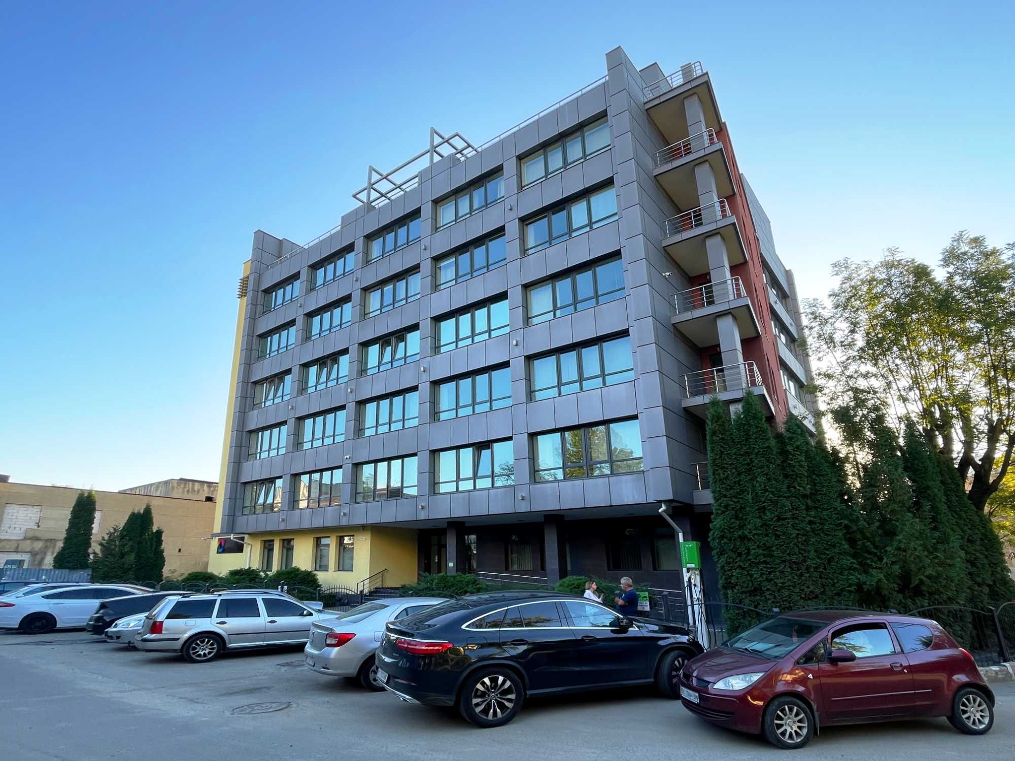 Оренда офісного приміщення, 228 м² за 12$/ м², на вул. Угорська
