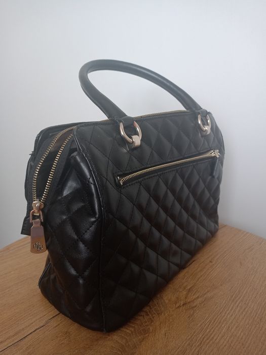 Torebka kuferek Guess czarna elegancka