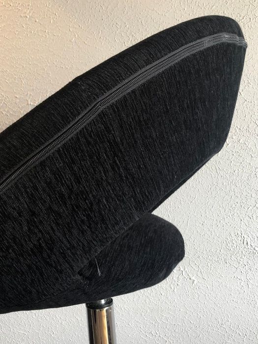 Cadeiras redondas em tecido preto