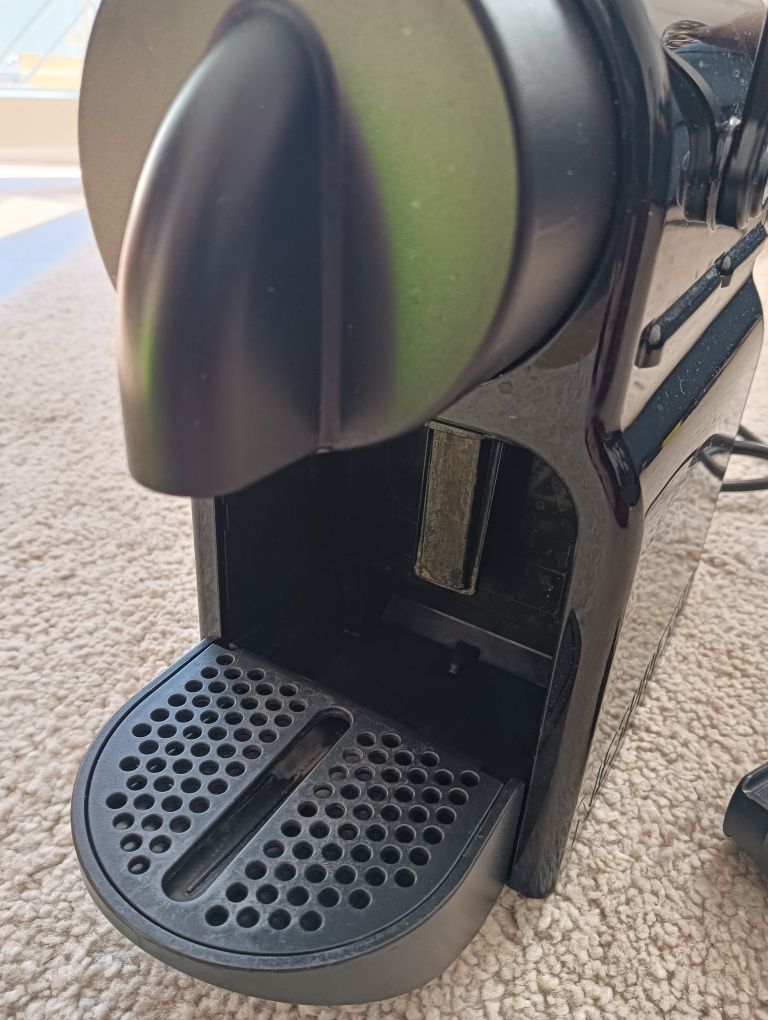 Maquina de café nespresso DeLonghi	A funcionar*