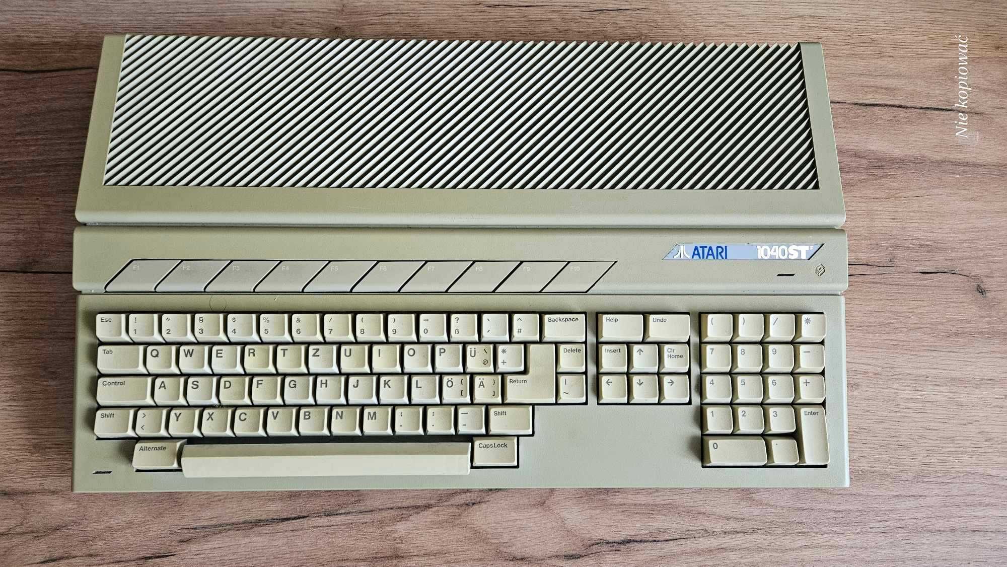 Stary komputer Atari 1040f