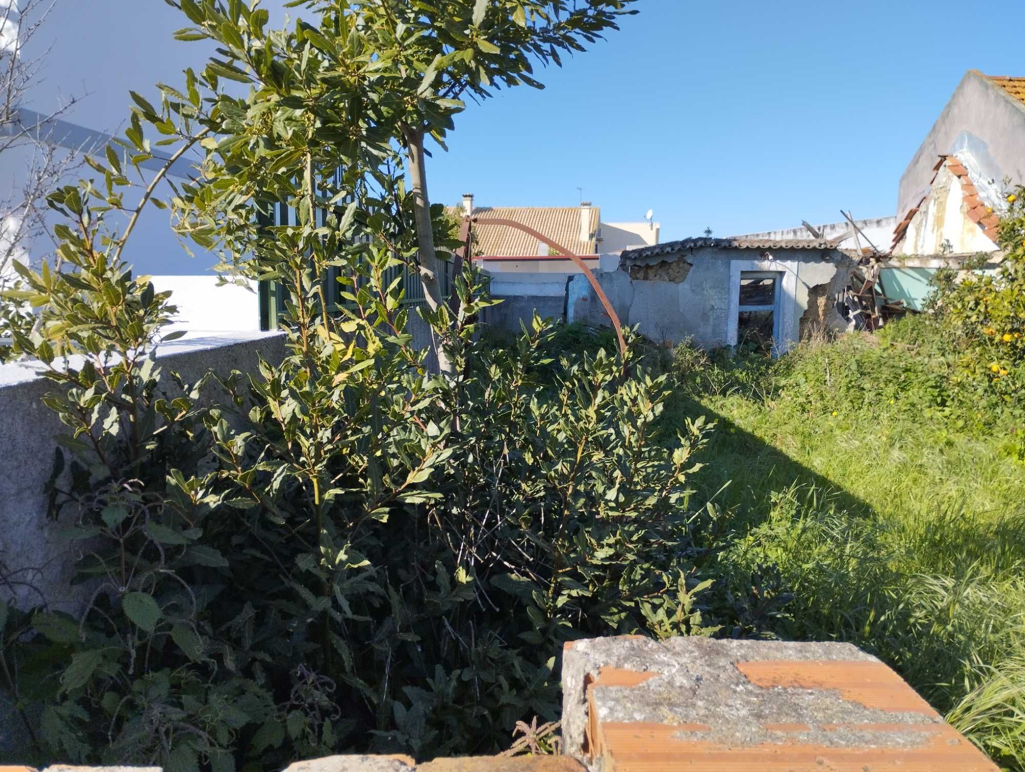 Vende-se terreno com uma construção na Moita