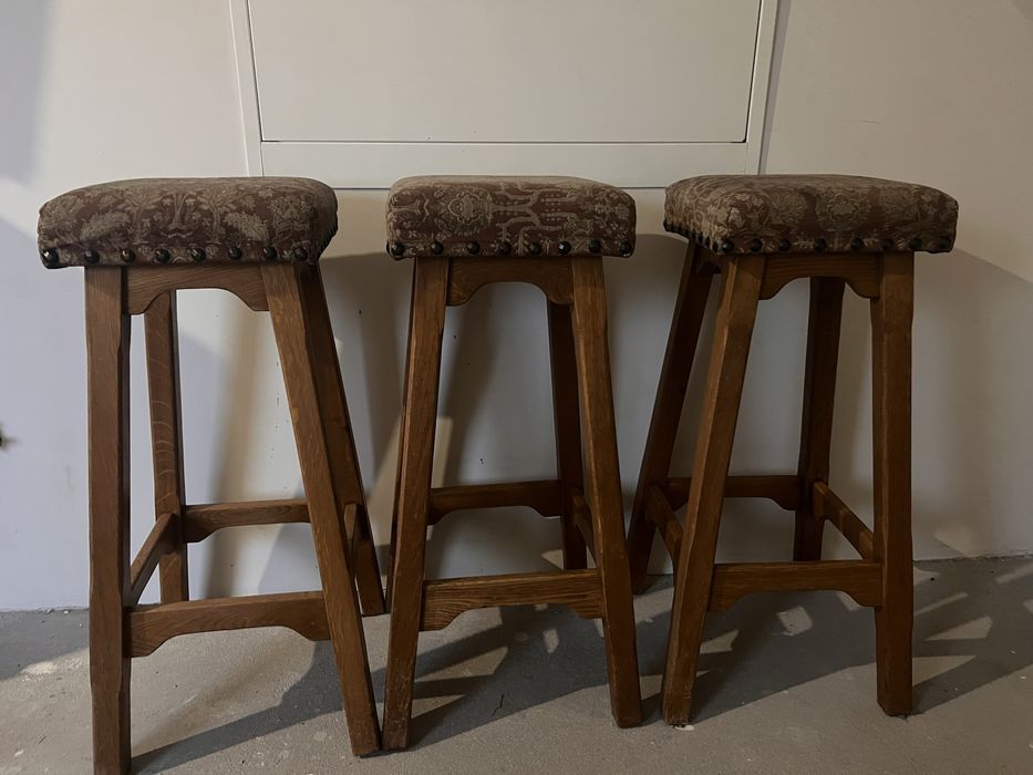 trzy krzesła barowe