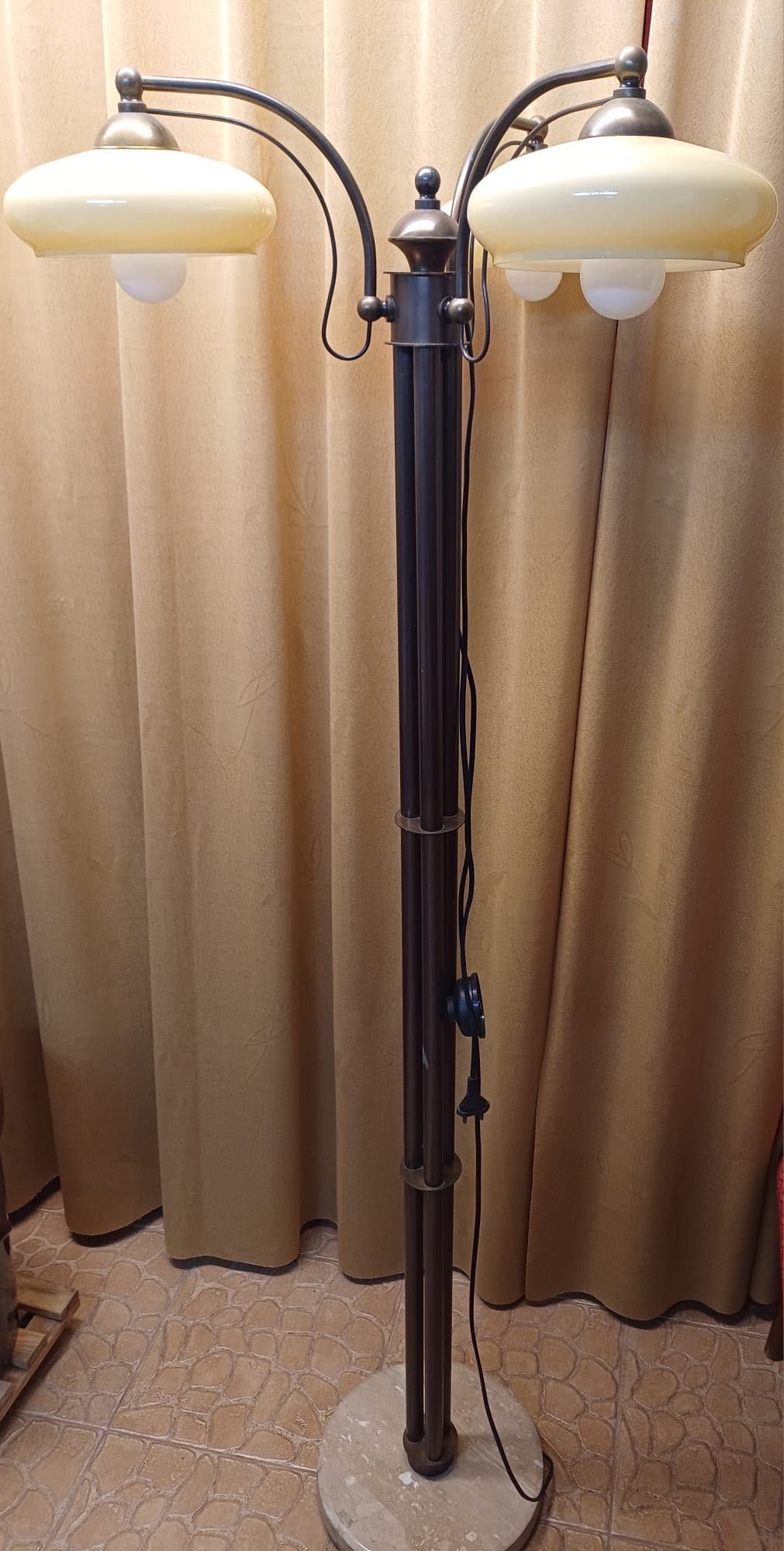 Lampa podłogowa.