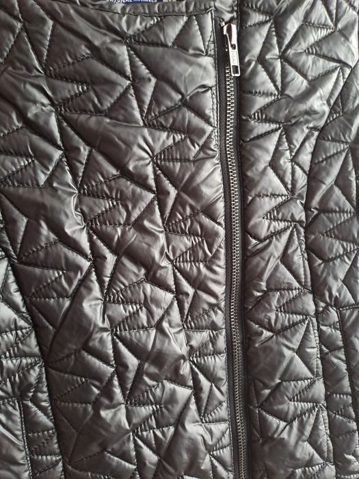 Стильна чорна куртка