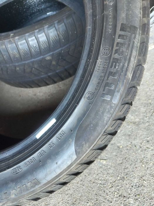 Opony zimowe uzywane 235 45 R18 Pirelli 2022 rok 2 sztuki z26