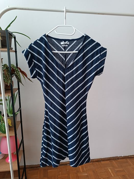 Krótka sukienka w paski Reserved