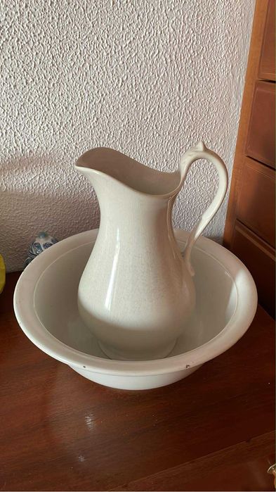 Jarro com prato para lavatorio