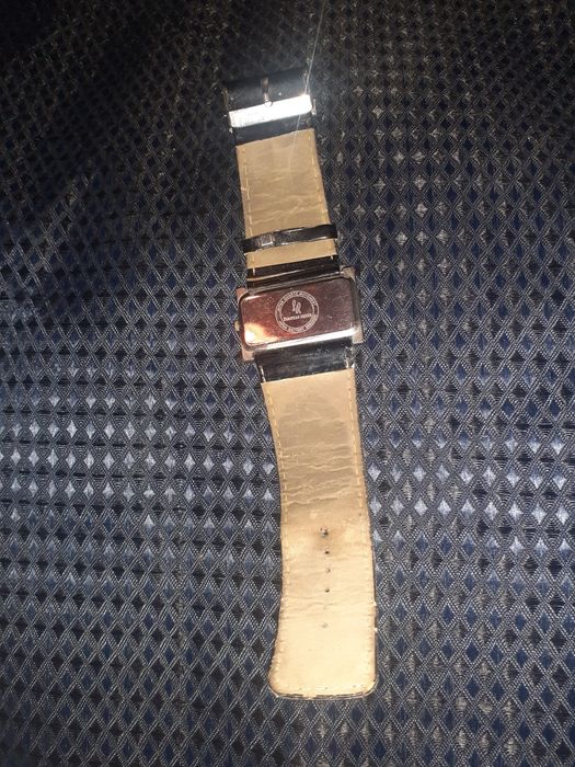 Наручные часы с прямоугольным циферблатом белые