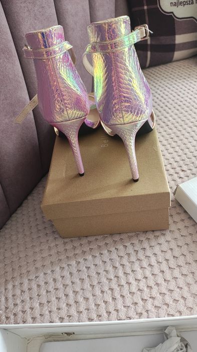 Sandałki na wysokiej szpilce