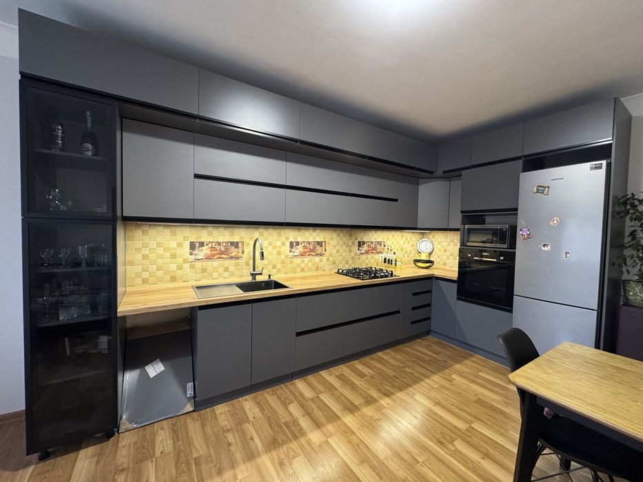 Продається кухня кутова разом з мийкою, змішувачем та підсвіткою!