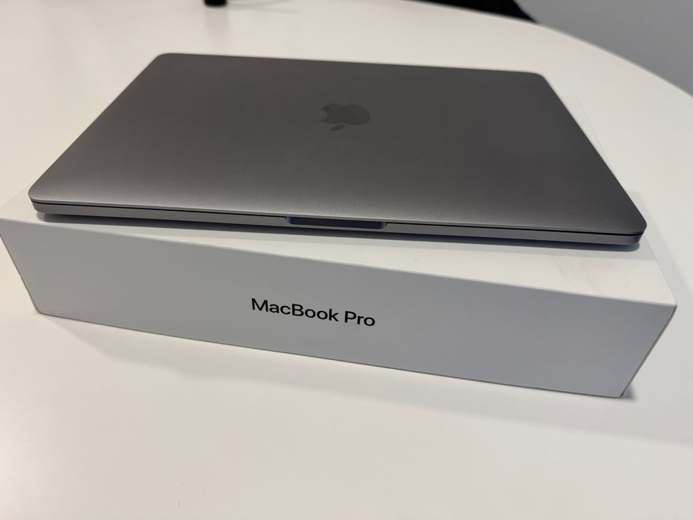 MacBook Pro 13” com Touch Bar (bateria nova)
