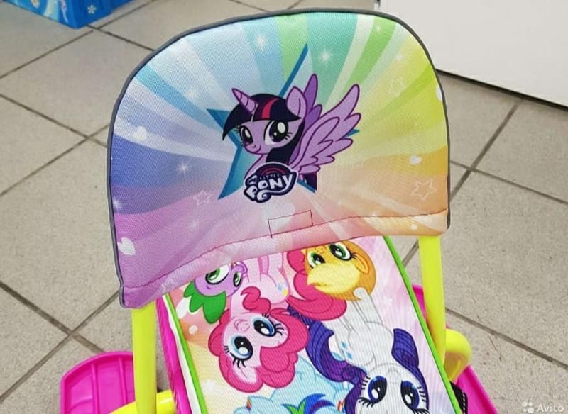 Снегокат со съёмной спинкой и рулём пони My Little Pony.