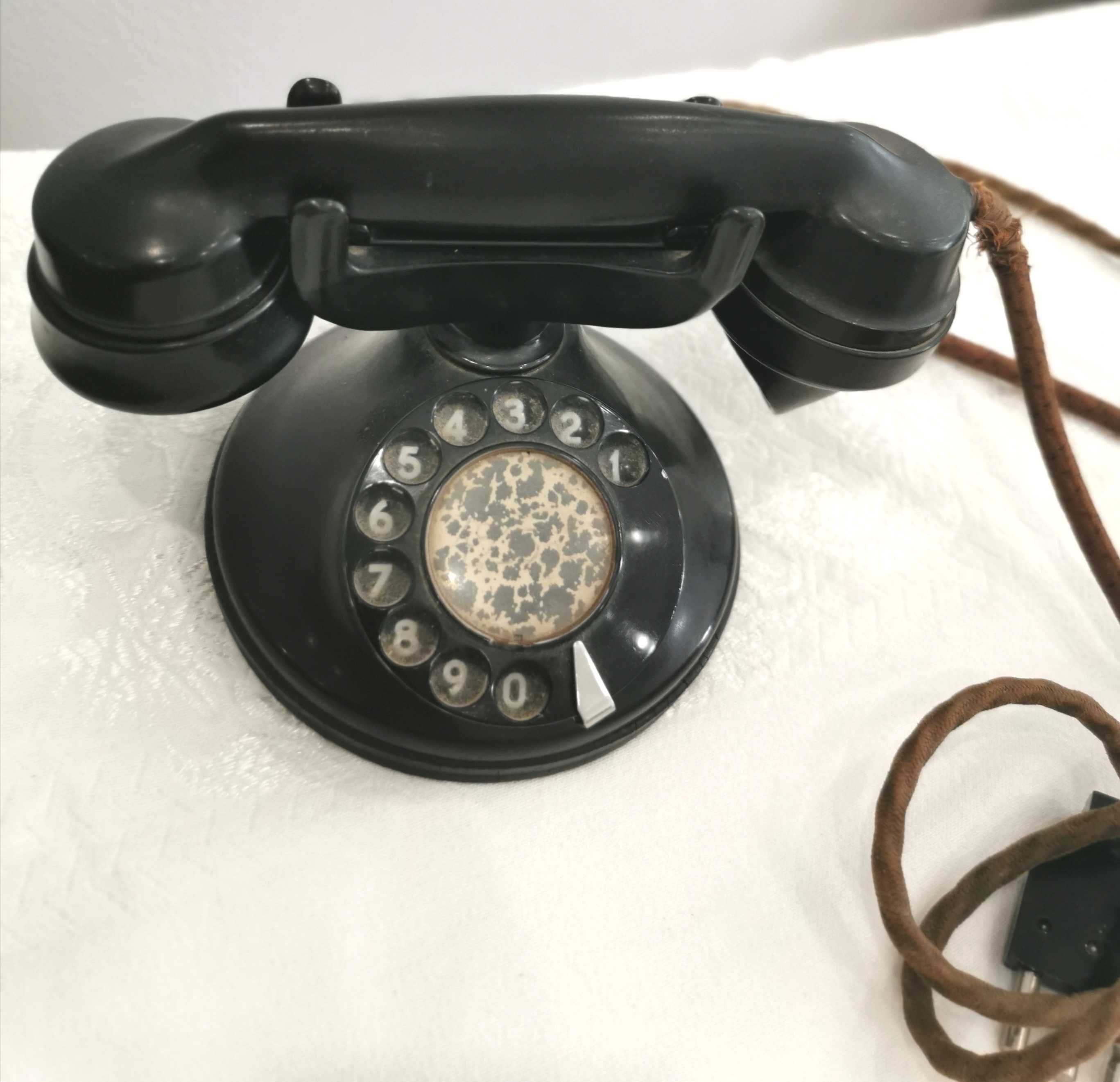 Telefone antigo em baquelite com ficha original