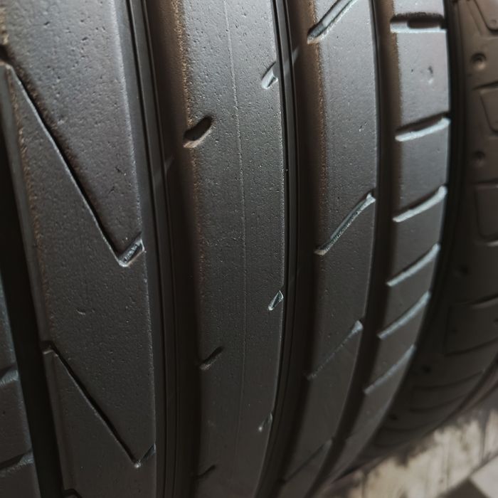 235/40/19 XL Sprzedam parę opon letnich Hankook