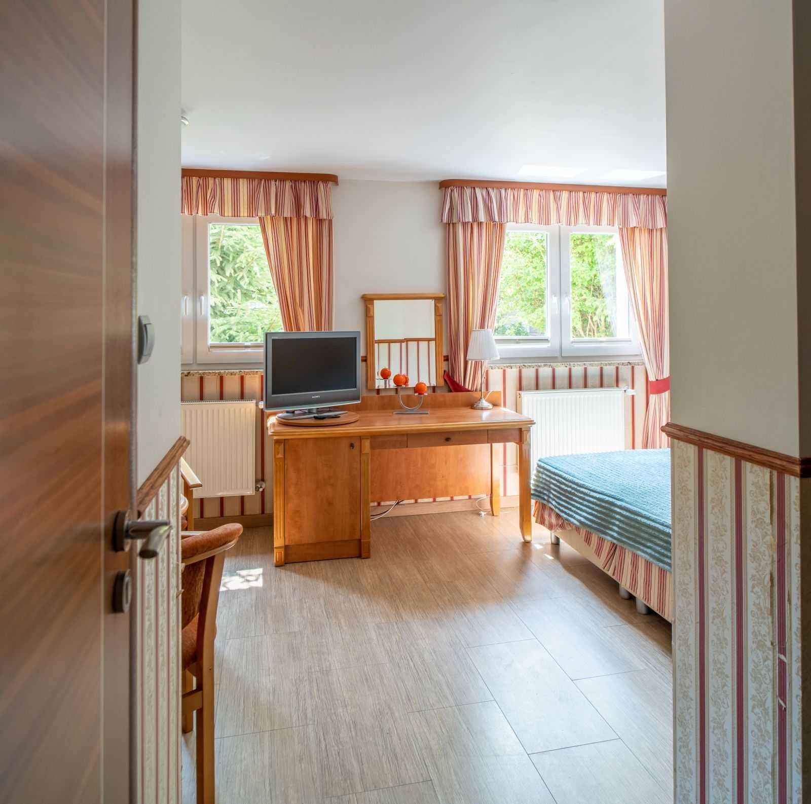 JAŚMIN - Domki, Apartamenty i Pokoje! Śniadania, Klimatyzacja! 300 zł!