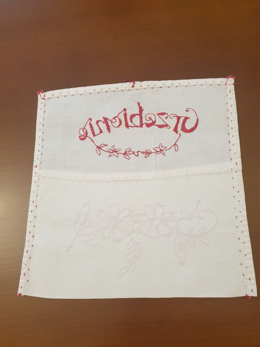 Oryginalna haftowana ręcznie makatka.