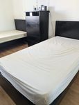 2 camas de solteiro 1 camiseiro e 1 movel de decoração
