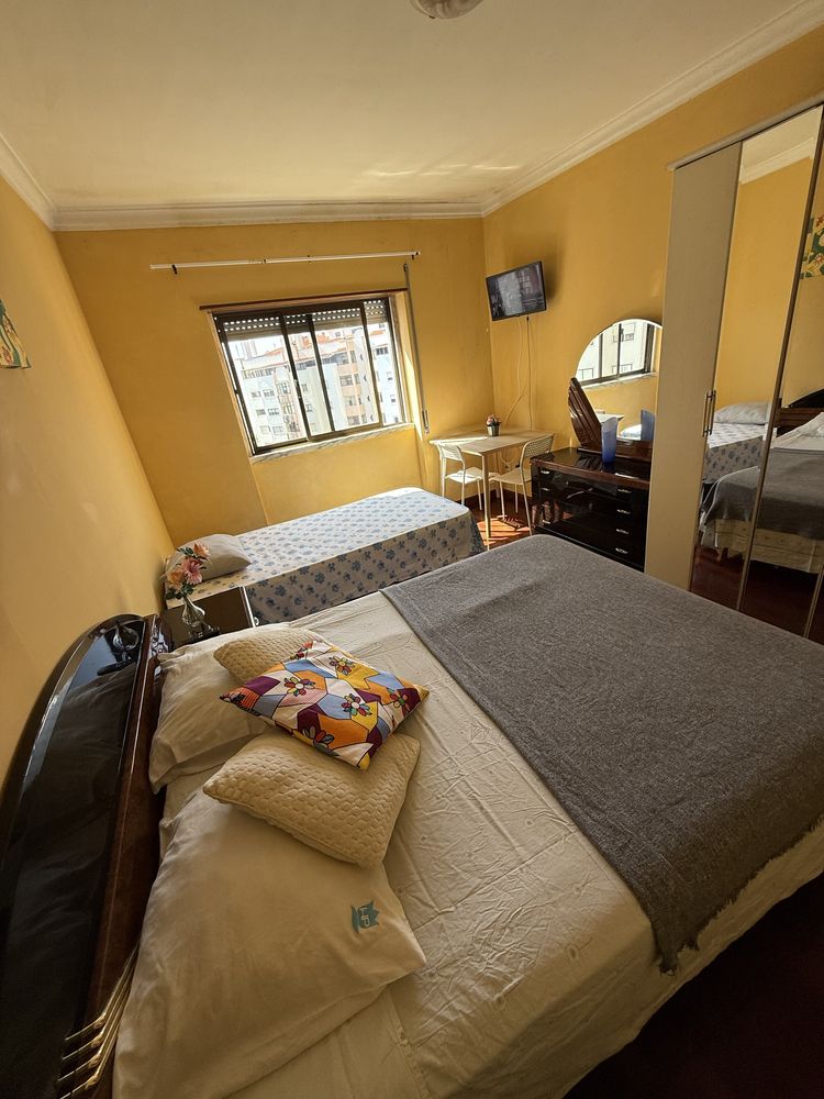 Quarto com casa de banho privativa em Massamá