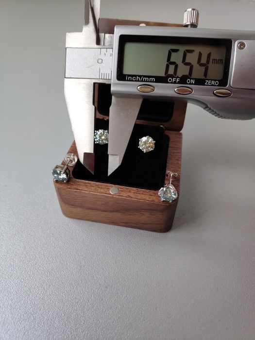 Муасаніт конкурент діамантів синьо-зелений пусети муассанит