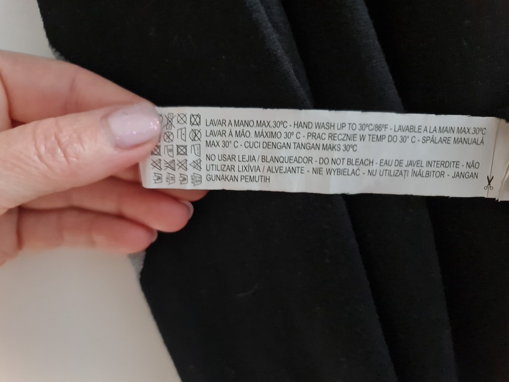 Czarny lekki sweter Bershka, z łatkami na łokciach