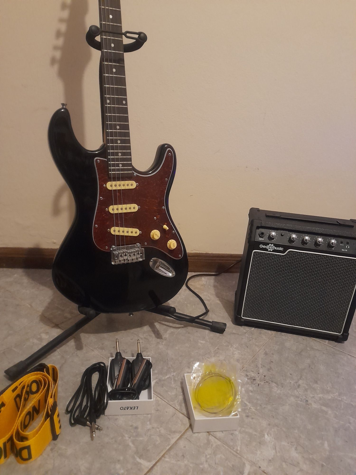 Guitarra Elétrica com Amp e acessórios