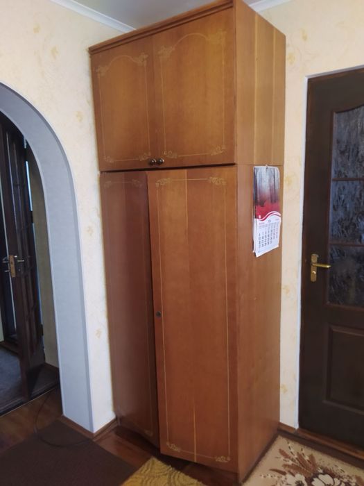 Меблева стінка у вітальню