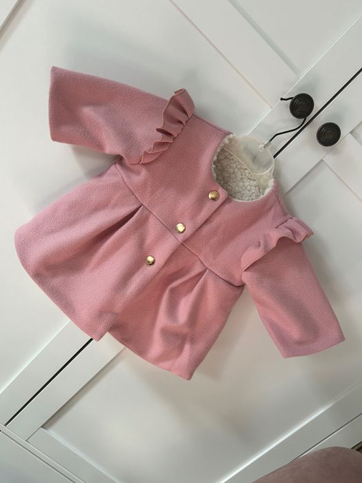 Pudrowy płaszczyk zimowy do chrztu Milulove rozmiar 62