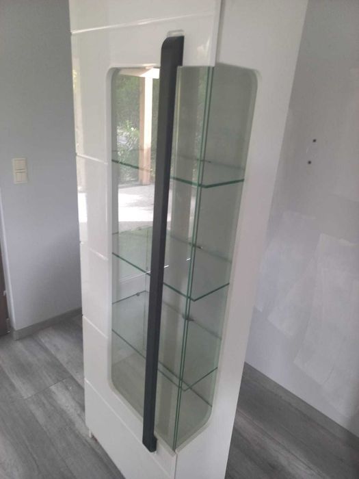 Witryna biala z przeszkleniami- cena okazja
