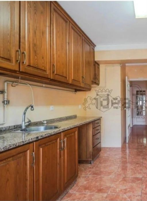 Cozinha com eletrodomésticos em Guimarães