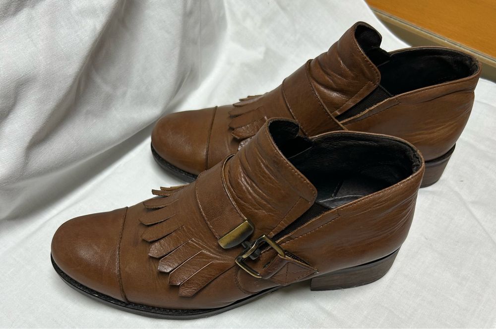 Sapatos de luca em pele.