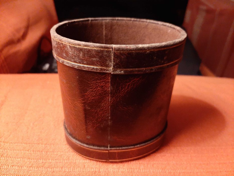 Três Porta canetas antigos em couro,  pele. e plástico duro.novos..