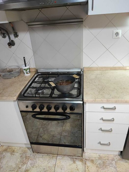 Fogão em ótimo estado e a funcionar (gás canalizado)
